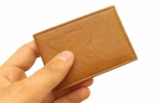 PORTE-CARTE EN CUIR BRUN VINTAGE.