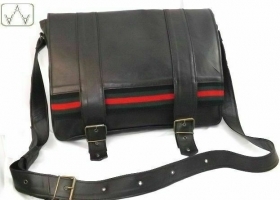MÄNNERKREUZTASCHE AUS SCHWARZE