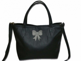 BORSA DA DONNA IN PELLE COLOR NERO.